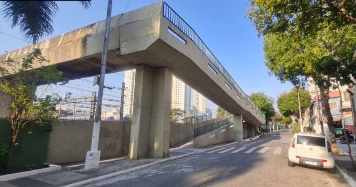 Publicitário agredido em assalto na Barra Funda não resiste e morre Passarela na Barra Funda, sobre os trilhos da CPTM, onde publicitário foi assaltado e agredido. (Foto: GOOGLE STREET VIEW)