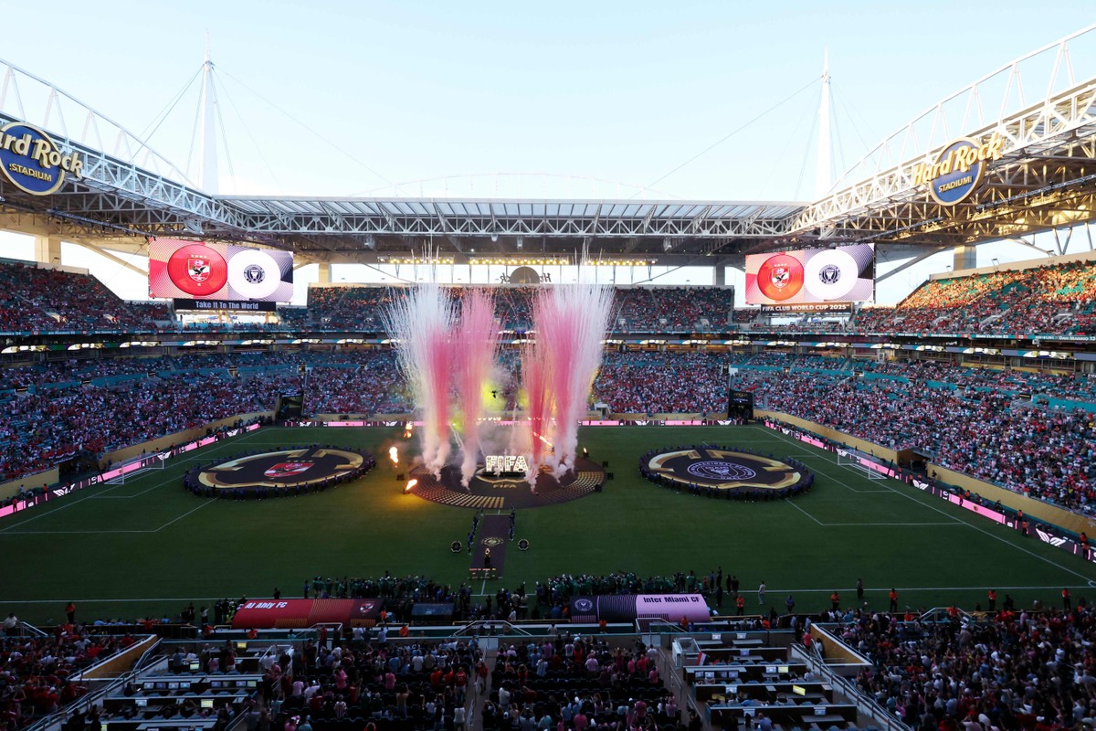 Mundial de futebol atrai 34 mil torcedores nos EUA, mas enfrenta concorrência de eventos Hard Rock Stadium antes do jogo de abertura da Copa do Mundo de Clubes (Foto: Sandra Montanez / GETTY IMAGES NORTH AMERICA / Getty Images via AFP)