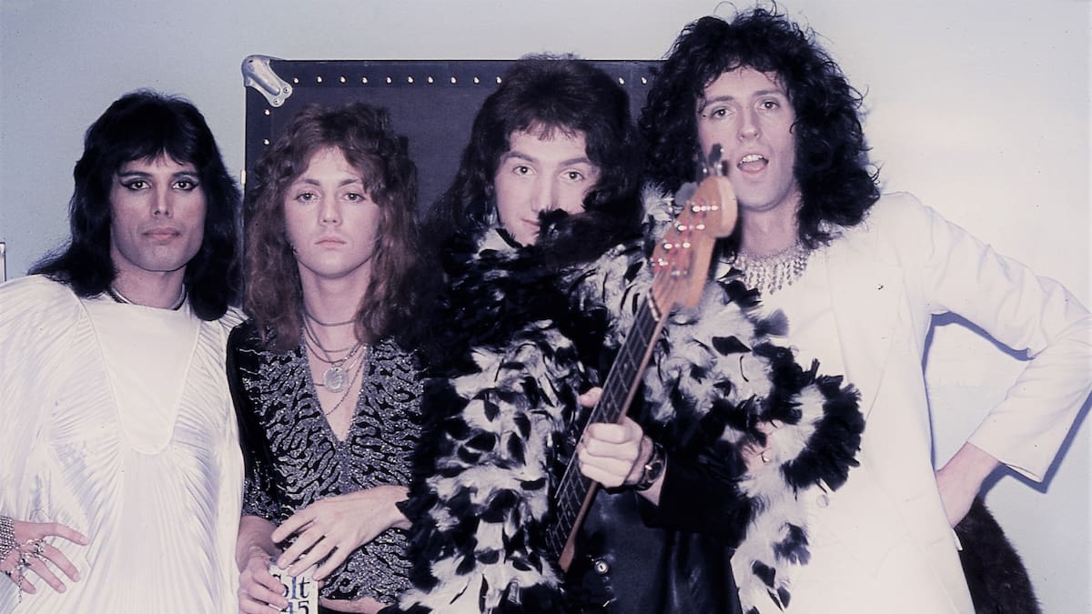 Freddie Mercury e John Deacon discordam no dia do nascimento da banda Queen O cantor Freddie Mercury, o baterista Roger Meddows Taylor, o baixista John Deacon e o guitarrista Brian May. (Foto: Linda D. Robbins)