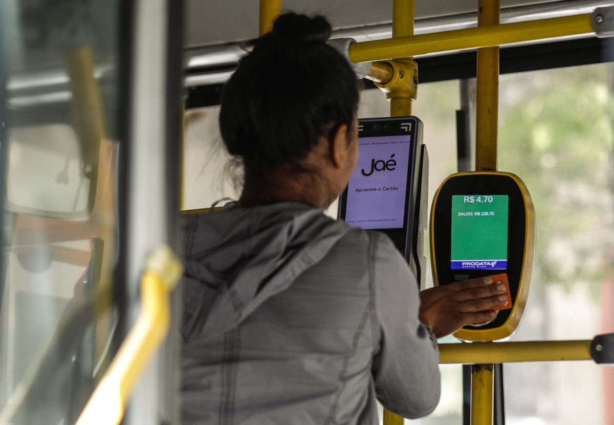Passageira passando o Riocard num ônibus: usuários podem pedir reembolso do saldo (Foto: Gabriel de Paiva / Agência O Globo / 09-07-2025)