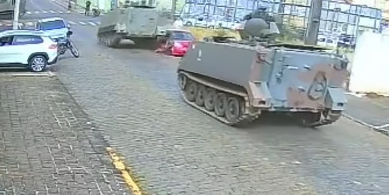 Tanque do Exército invade contramão e atropela carro no Paraná Foto: Reprodução