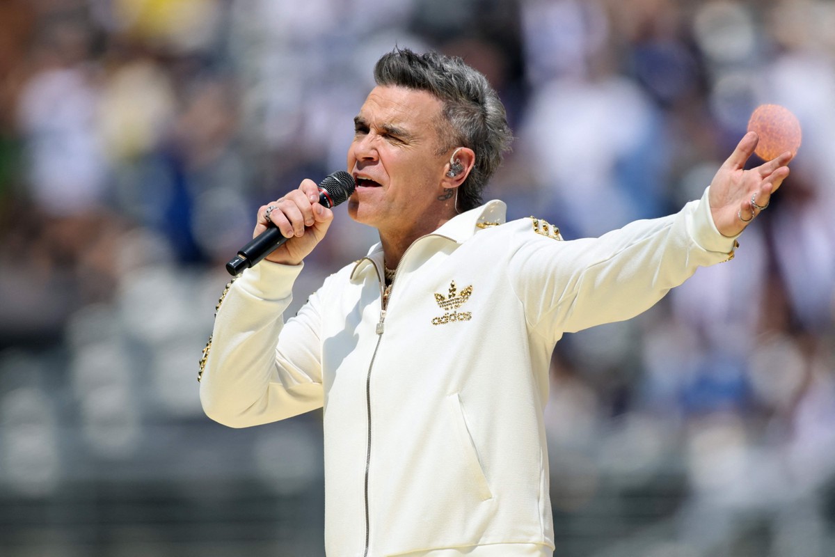 Robbie Williams revela que seus pais enfrentam doenças graves de saúde Robbie Williams durante sua apresentação na Final da Copa do Mundo de Clubes da FIFA (Foto: Alex Grimm/ Getty Images via AFP)