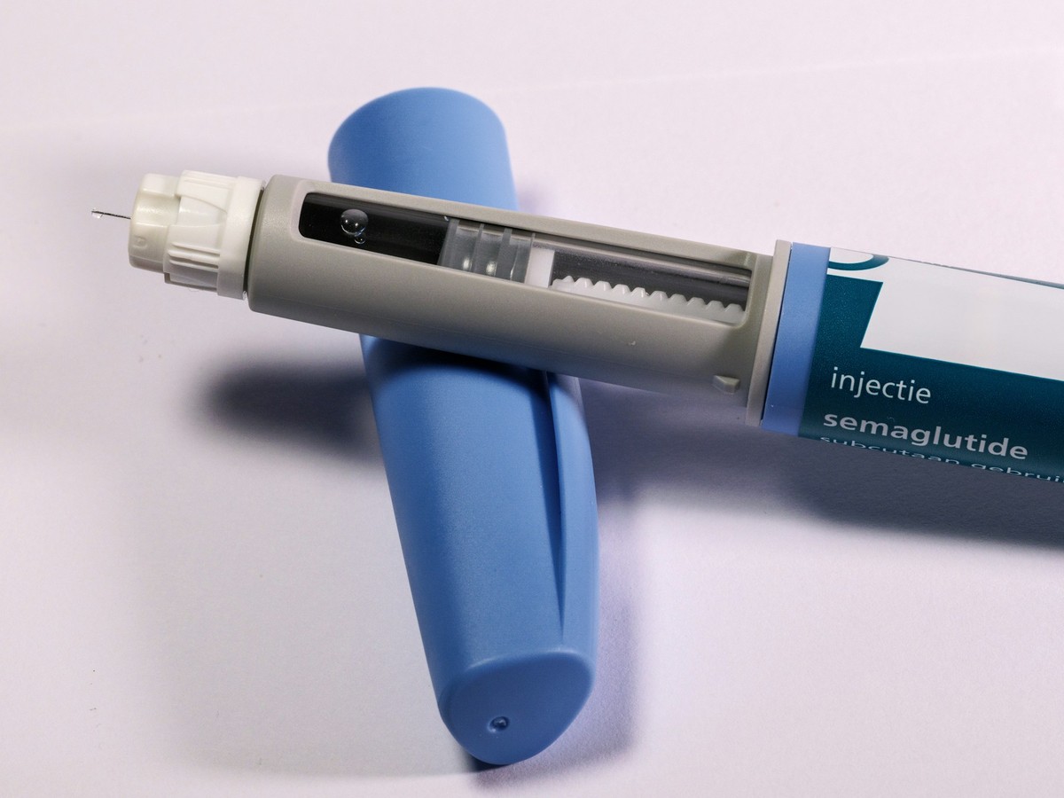 Usuários de canetas para emagrecimento relatam efeitos colaterais preocupantes Pacientes que relataram casos de pancreatite aguda no Reino Unido agora participarão de um estudo para investigar a associação com o uso de medicamentos para emagrecer (Foto: Haberdoedas/Unsplash)