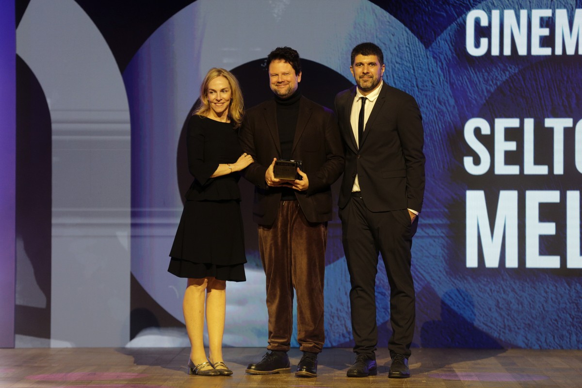 Selton Mello celebra prêmio no Faz Diferença 2024 por papel em 'Ainda estou aqui' Selton Mello entre a colunista Patricia Kogut e o editor executivo André Miranda (Foto: Alexandre Cassiano / Agência O Globo)