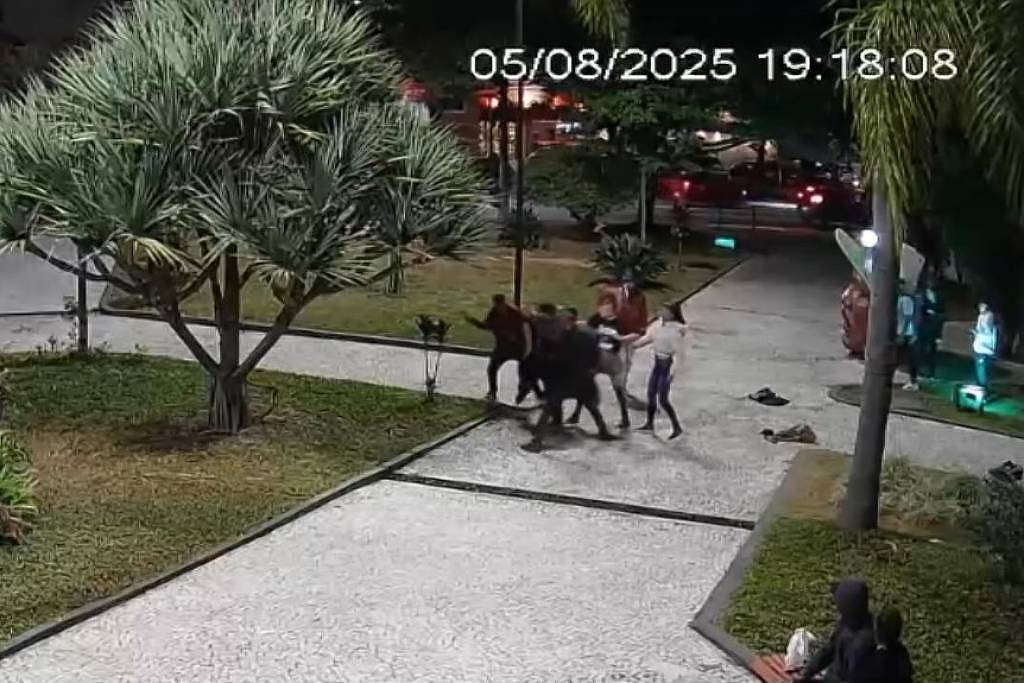 Aluno é agredido por grupo após desavença sobre conversa em WhatsApp Grupo espanca estudante com tacos de metal em São Caetano do Sul (Foto: Reprodução TV Globo)