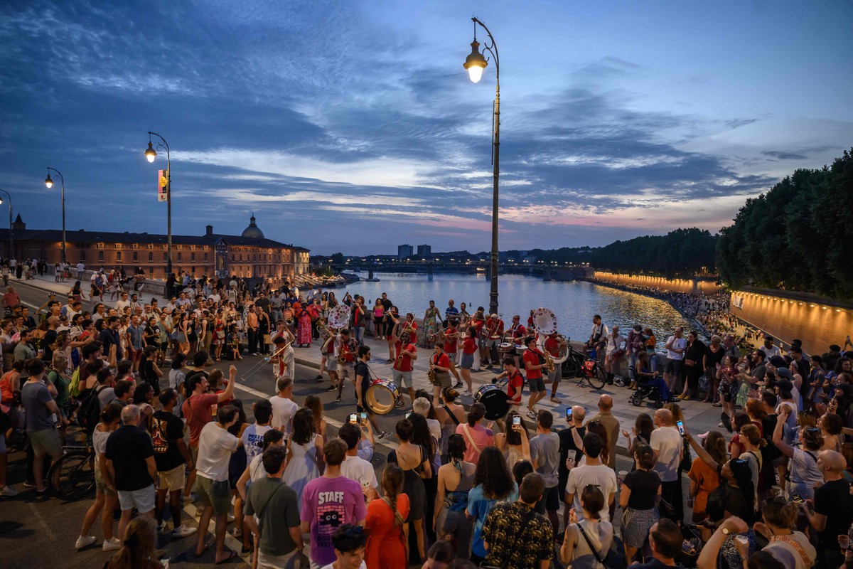 Polícia francesa detém 12 suspeitos após festival com 145 pessoas picadas com seringas Músicos tocam na rua durante a Fete de la Musique, em Toulouse, neste sábado (21) (Foto: Ed Jones / AFP)