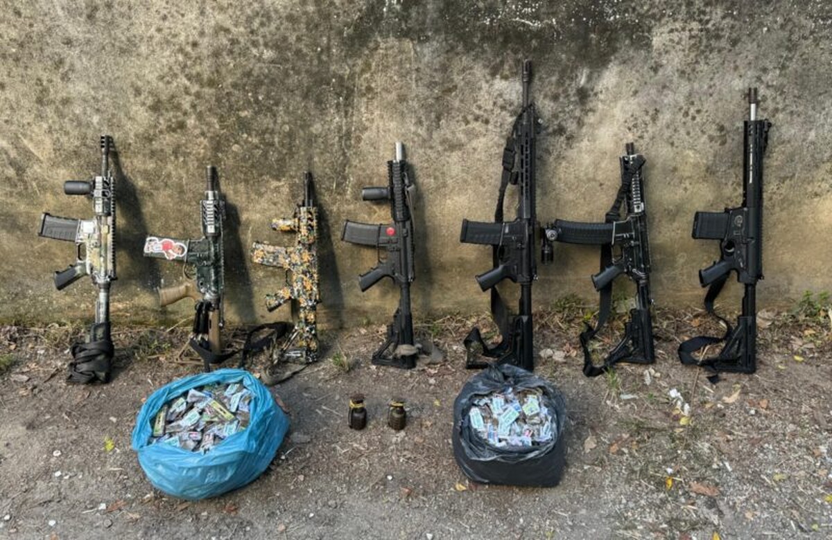 'Especialistas defendem que desarmar o crime é essencial para a segurança pública' Fuzis apreendidos na Cidade de Deus em operação da PM (Foto: Divulgação Polícia Militar)