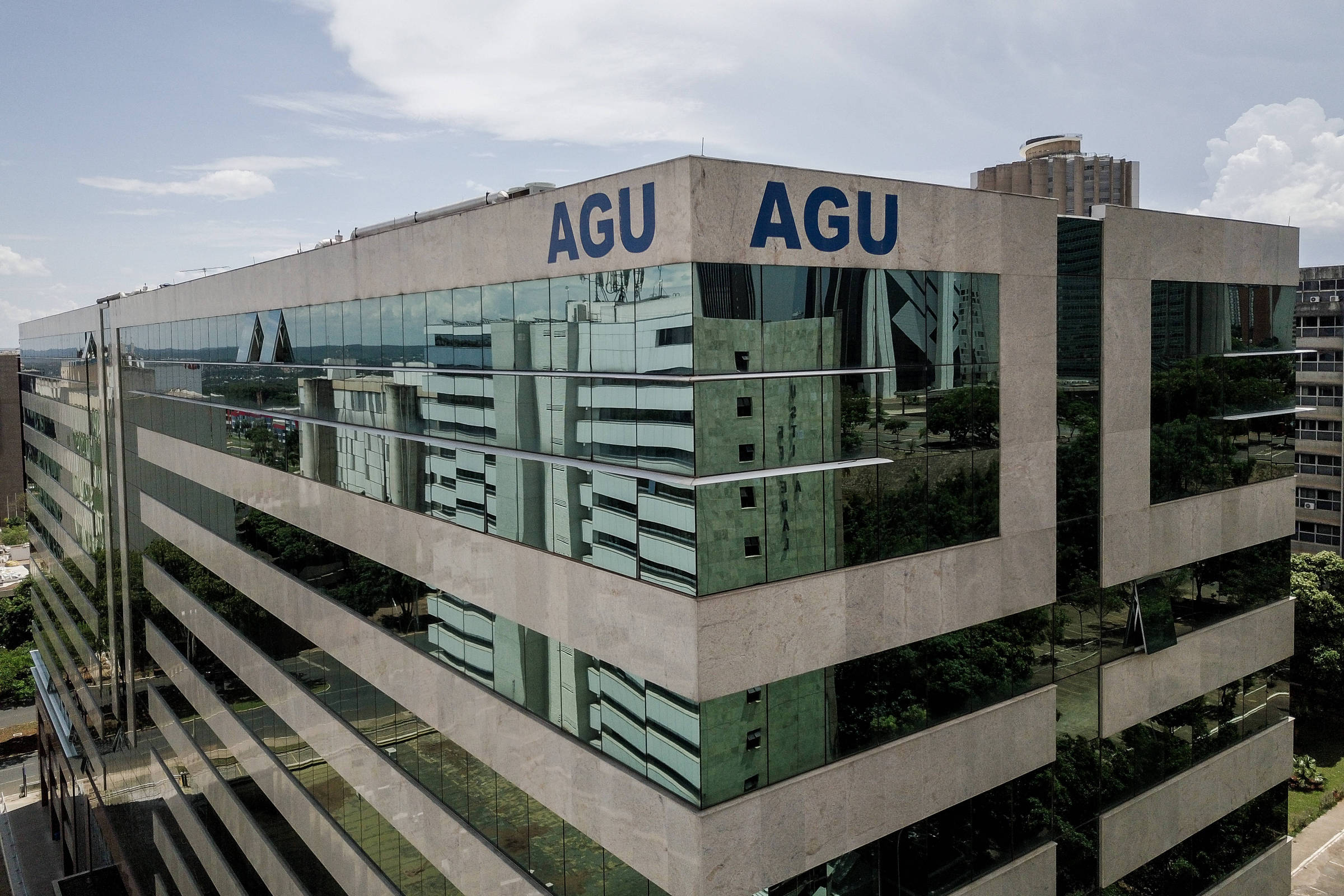 Advogados da AGU recebem até R$ 547 mil em honorários sem transparência Prédio da AGU em Brasília - Rafa Neddermeyer - 03.nov.23/Agência Brasil