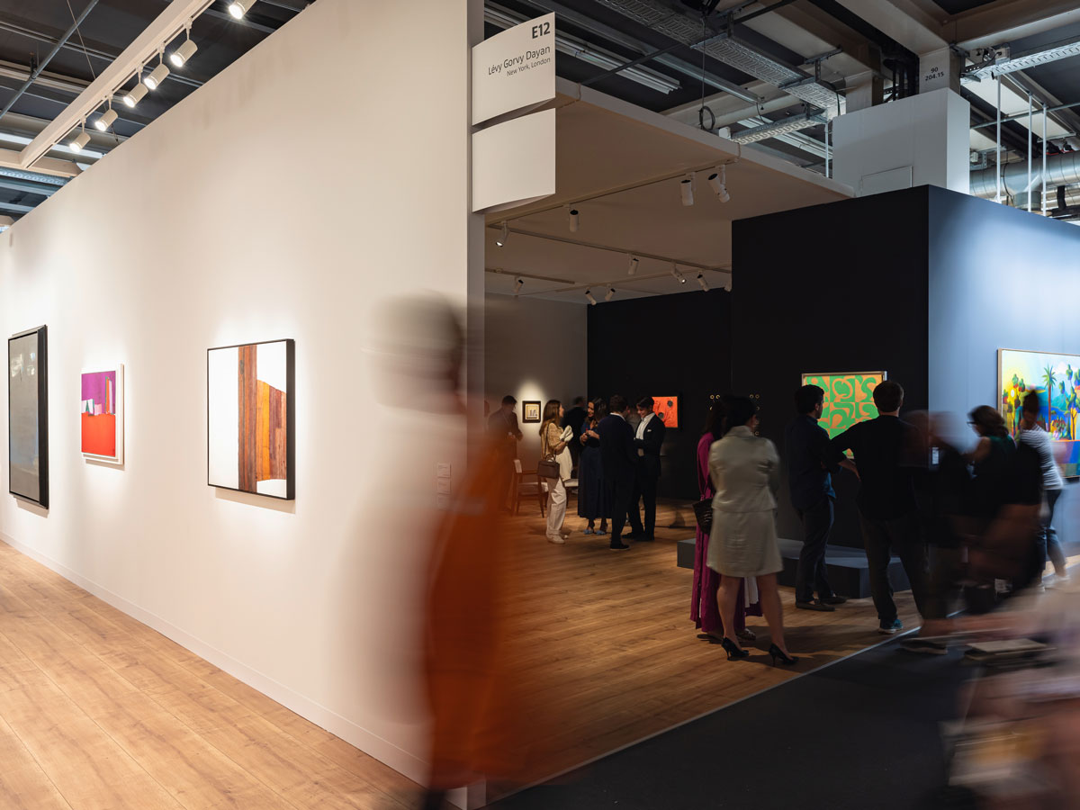 As melhores obras da Art Basel, de baratas realistas a cone de sorvete de bronze Cena na Art Basel 2025. (Foto: Sara Barth/Courtesy Art Basel)