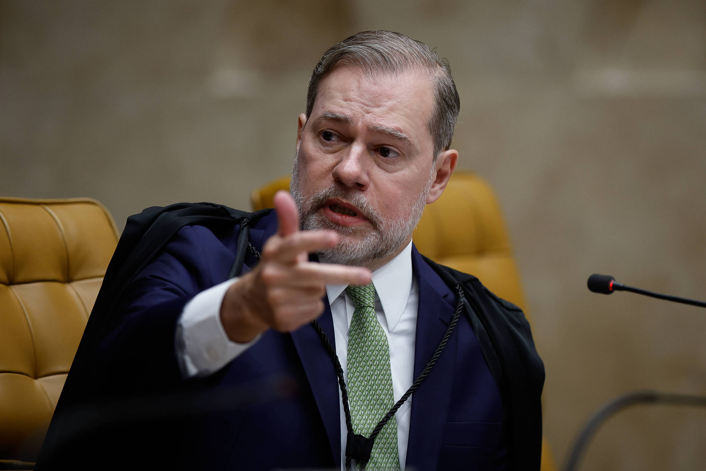 Toffoli aprova devolução de descontos do INSS com recursos fora do teto de gastos Ministro Dias Toffoli, em sessão plenária do STF, sob a presidência do ministro Luís Roberto Barroso (Foto: Pedro Ladeira - 27.nov.2024/Folhapress)