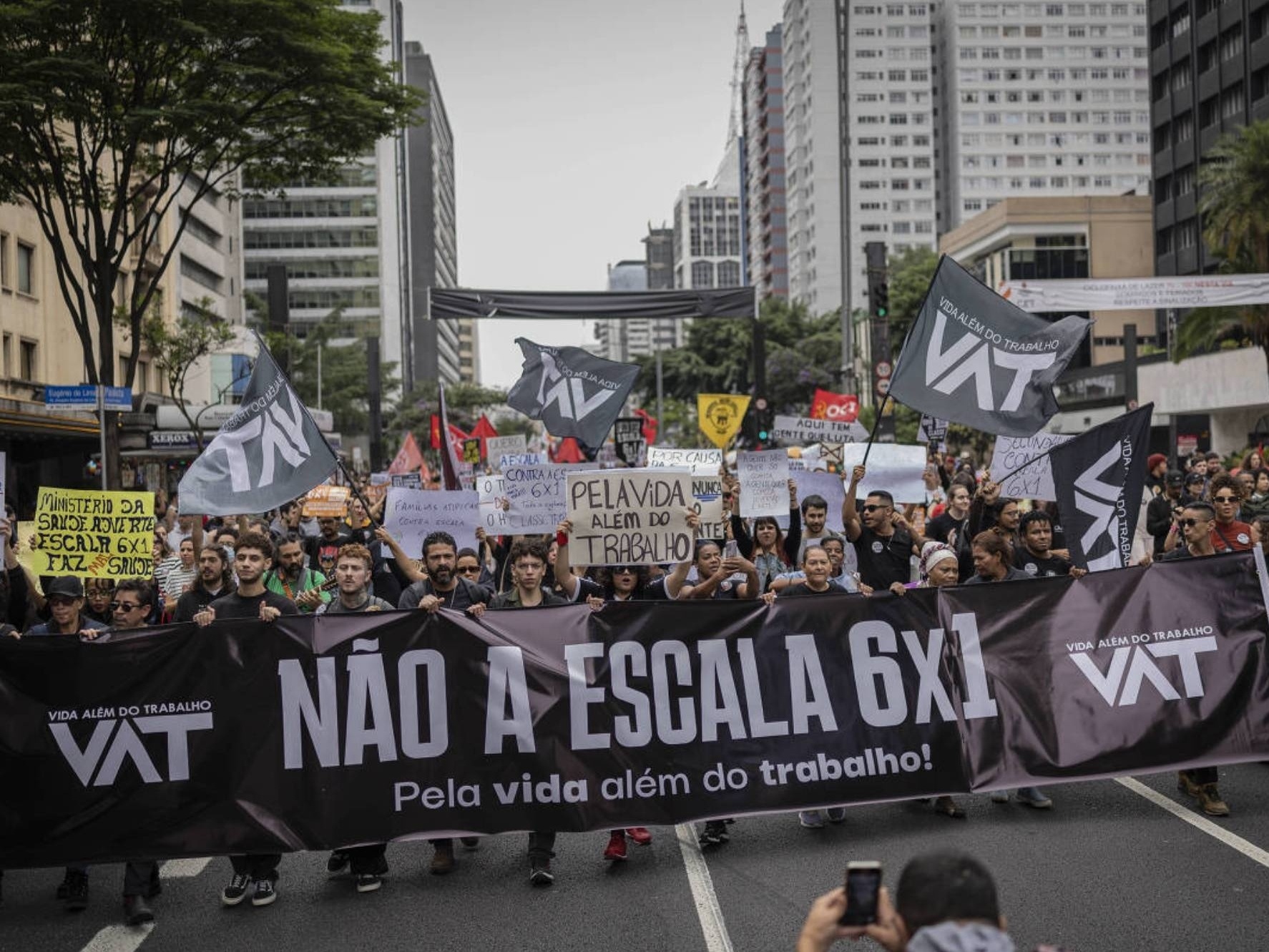 Deputados rejeitam em massa proposta de acabar com a escala 6x1, aponta pesquisa Manifestação na avenida Paulista pelo fim da escala 6x1 (Foto: Bruno Santos - 15.nov.2024/Folhapress)