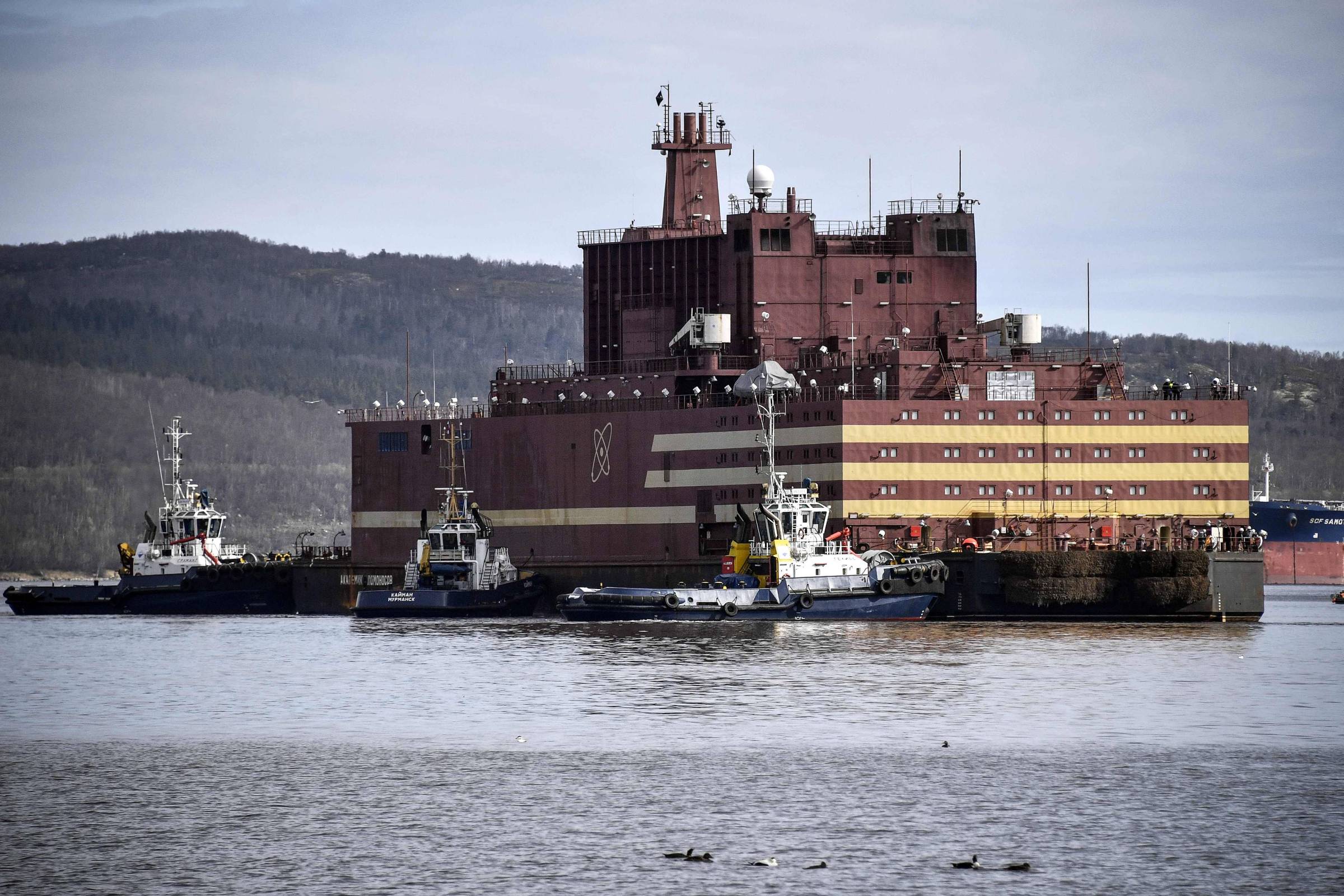 Brasil avalia aquisição de usinas nucleares flutuantes da Rússia para a Amazônia Usina flutuante Acadêmico Lomonosov no porto russo de Murmansk, antes de entrar em funcionamento (Foto: Alexander Nemenov - 19.mai.2018/AFP)