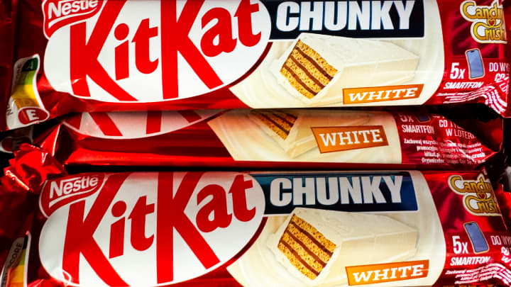 Nestlé prevê novos aumentos de preços devido a tarifas e custos de commodities Embalagens de Kit Kat Chunky são vistas em uma loja na Polônia em 15 de julho de 2025. (Foto: Nurphoto | Getty Images)