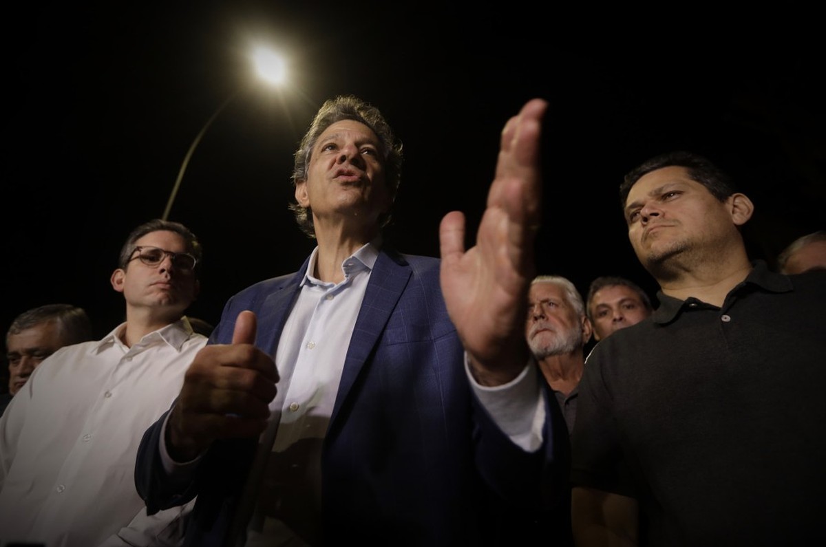 Congresso e governo devem agir com responsabilidade em tempos de crise Ministro da Fazenda, Fernando Haddad, fala após reunião, ao lado dos presidentes da Câmara, Hugo Motta, e do Senado, Davi Alcolumbre — Foto: Cristiano Mariz/Agência O Globo