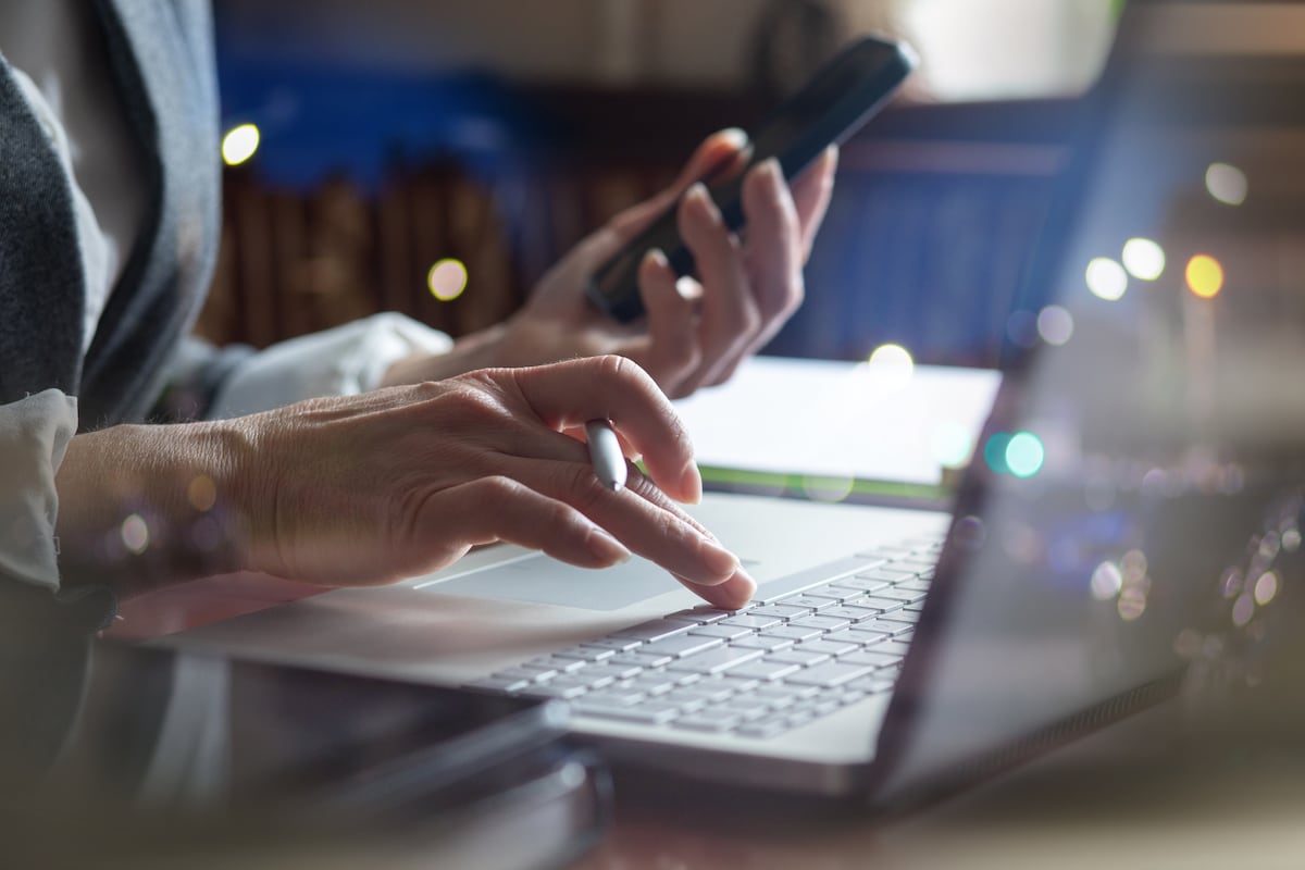 Empregados podem ser demitidos por procurar novas oportunidades de trabalho Buscar emprego é lícito e não supõe um incumplimiento legal, pero puede generar un ambiente hostil. (Foto: Natali_Mis (Getty Images))