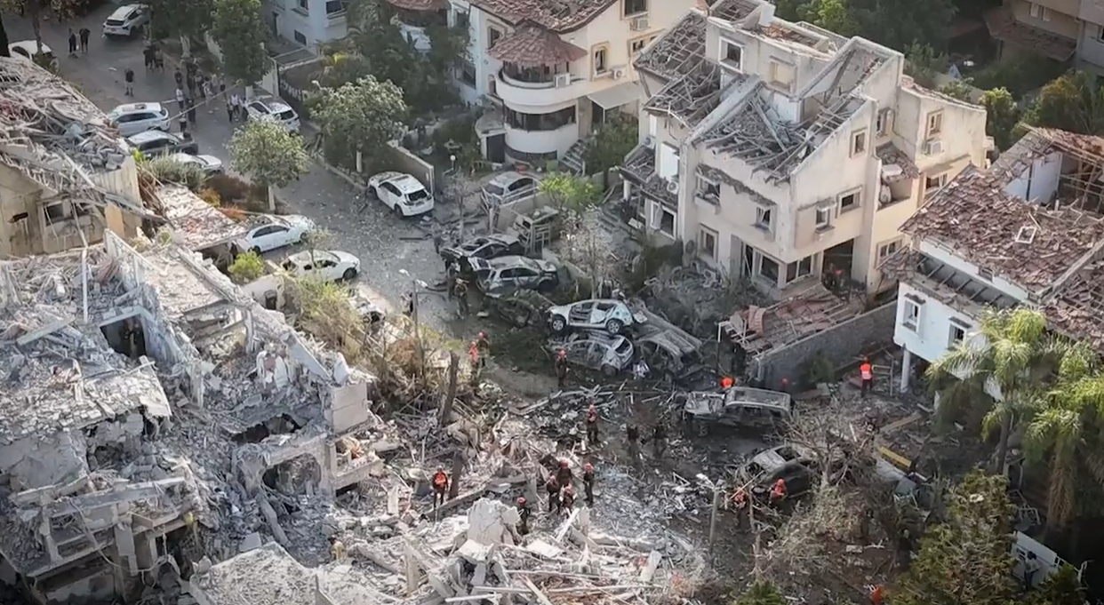 Família israelense sobrevive a ataque iraniano e agradece a Deus pela proteção A localidade ficou destruída após a queda do míssil. (Foto: Reprodução/CBN News)
