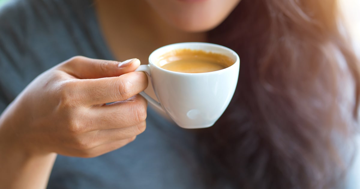 Café ajuda a prevenir doenças; descubra a quantidade ideal para consumir Café concentra diversos compostos considerados protetores da saúde. (Foto: CasanoWa Stutio/Adobe Stock)