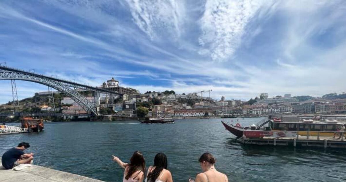 Braza Bank lança serviço de Pix para facilitar transações em Portugal Turistas na área do Cais da Ribeira, no Porto, em Portugal (Foto: Mari Campos)
