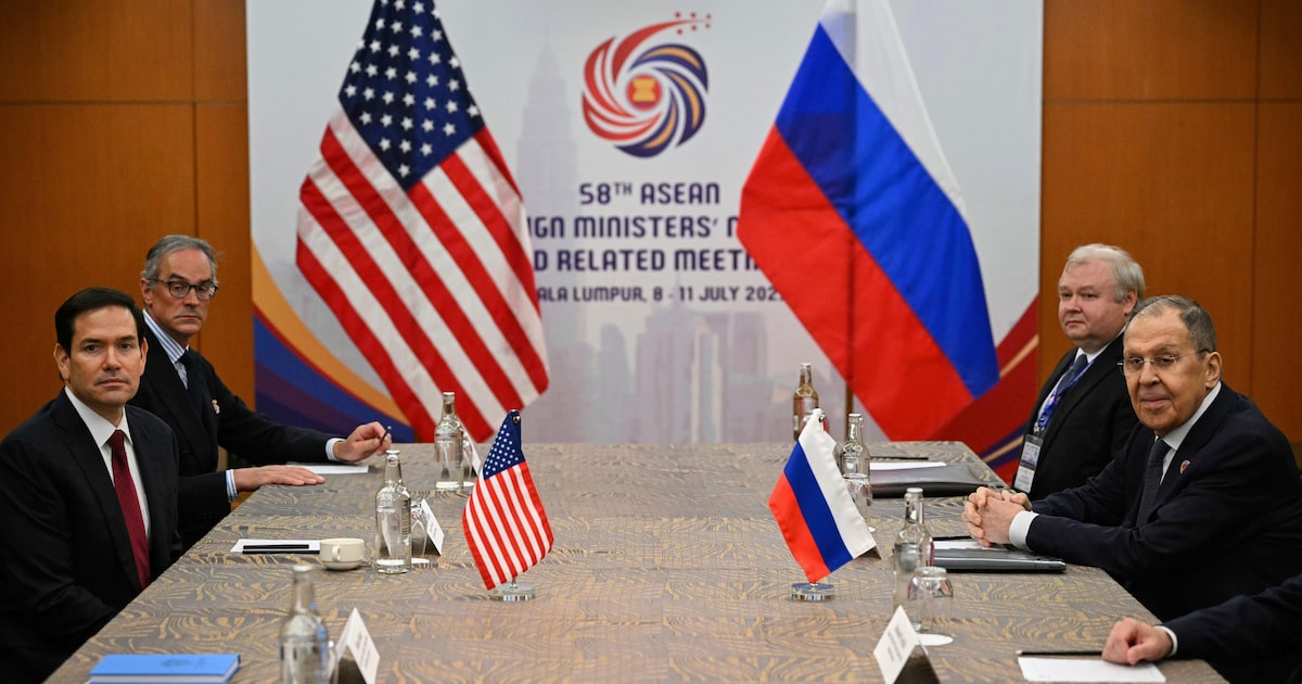 Trump expressa decepção nas negociações para a paz na Ucrânia Marco Rubio, à esquerda, encontra-se com Serguei Lavrov em Kuala Lumpur, capital da Malásia, nesta quinta-feira, 10; secretário americano disse que transmitiu ao chanceler da Rússia 'decepção e frustração' do governo dos EUA com falta de progresso por paz na Ucrânia (Foto: Mandel Ngan/AP)