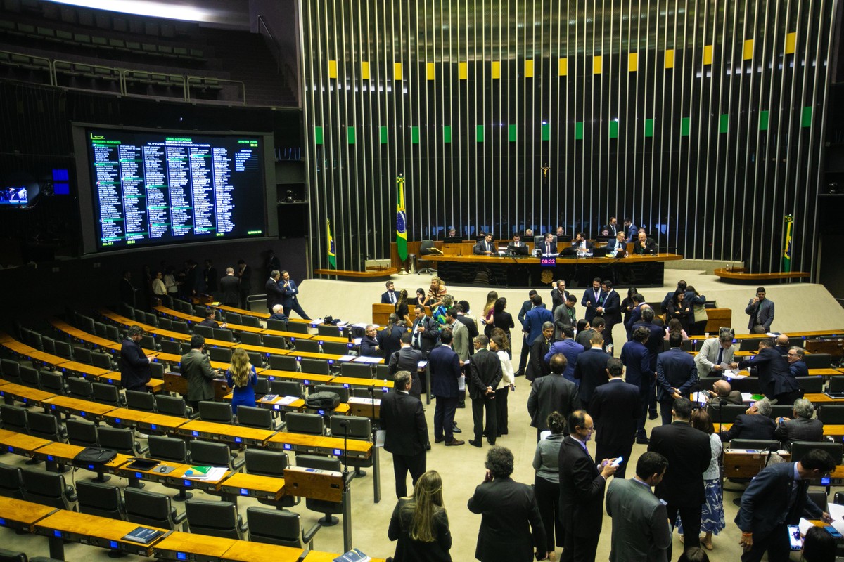 Câmara aprova isenção de Imposto de Renda para quem ganha até dois salários mínimos Plenário da Câmara dos Deputados durante sessão (Foto: Brenno Carvalho/Agência O Globo)