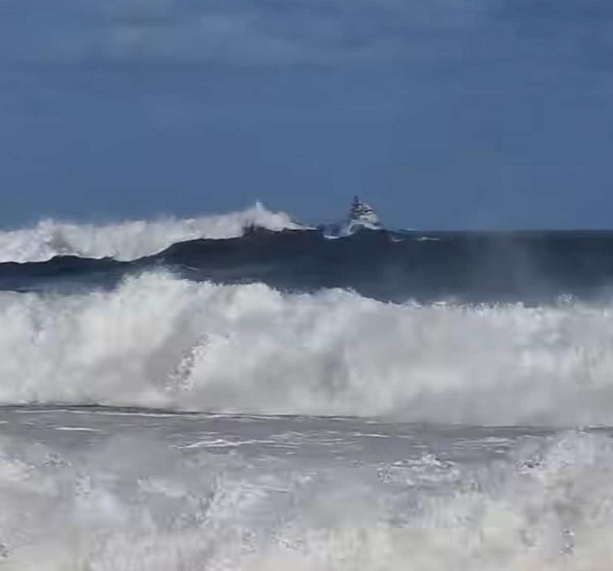 Prefeitura enfrenta dificuldades para acessar praias de Niterói após ressaca marítima Ondas gigantes na Praia de Piratininga nesta terça-feira (29) (Foto: Reprodução/Instagram)