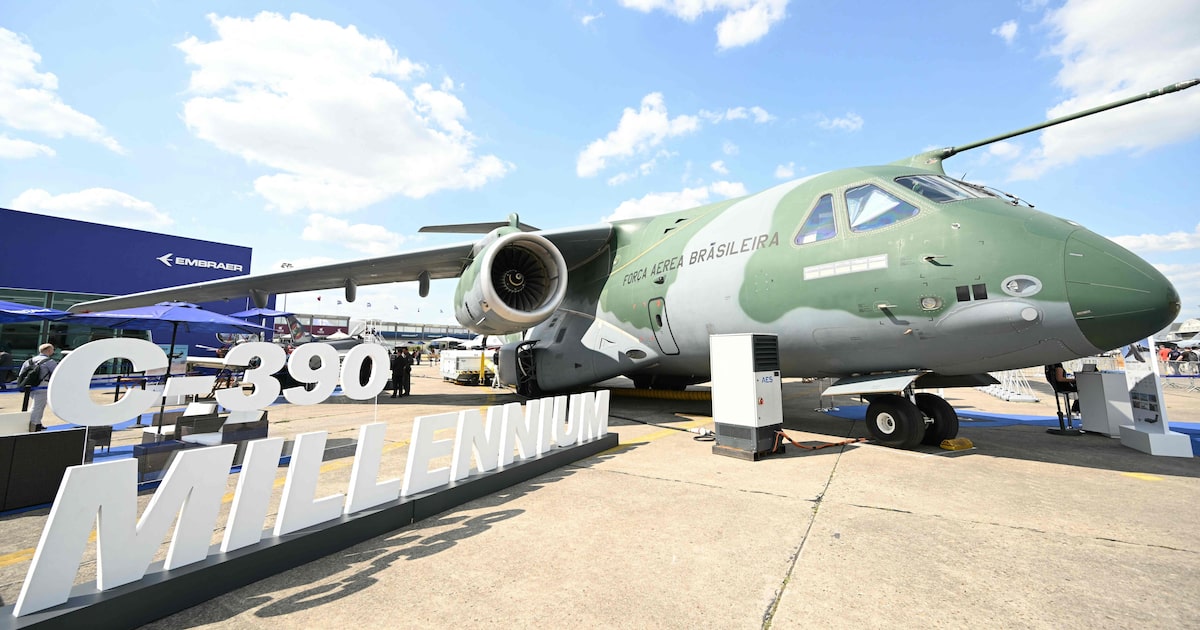 Embraer apresenta resultados impressionantes e revela motivos para seu sucesso recente Avião de carga da Embraer em exposição na Paris Air Show; contratos fechados pela brasileira na feira ajudaram a alavancar preço de suas ações (Foto: Photo by Bertrand Guay/ AFP)