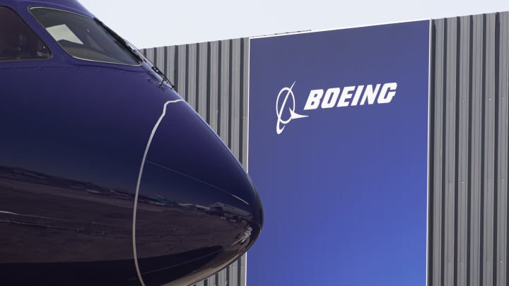 Boeing divulga resultados financeiros e enfrenta novos desafios no setor aéreo O cone do nariz de um Boeing 787 sendo exibido na pista durante o Salão Aeronáutico de Paris no Aeroporto Le Bourget, nos arredores de Paris, em 25 de junho de 2023. (Foto: Nicolas Economou | Nurphoto | Getty Images)