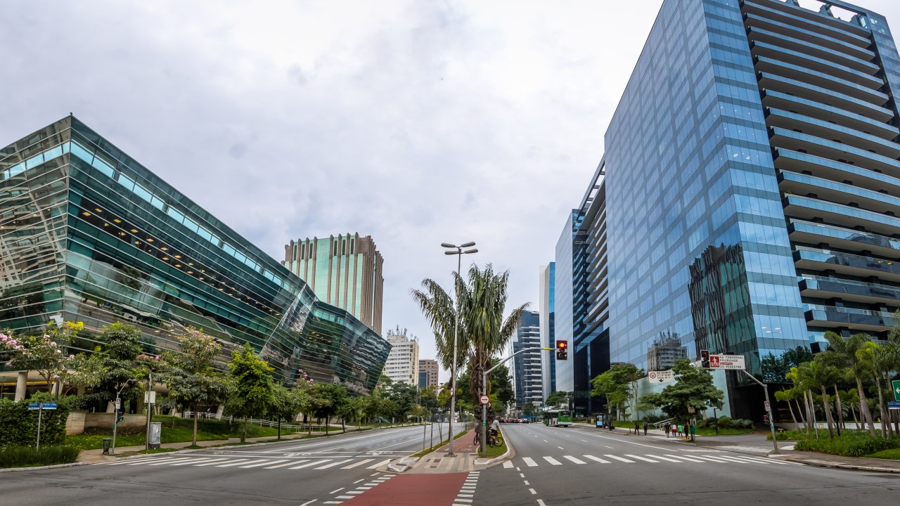 Busca por escritórios em SP se transforma com escassez de áreas e aumento de preços Vista panorâmica dos edifícios na Avenida Faria Lima, no distrito financeiro de São Paulo - São Paulo, Brasil (Foto: diegograndi/Getty Images)