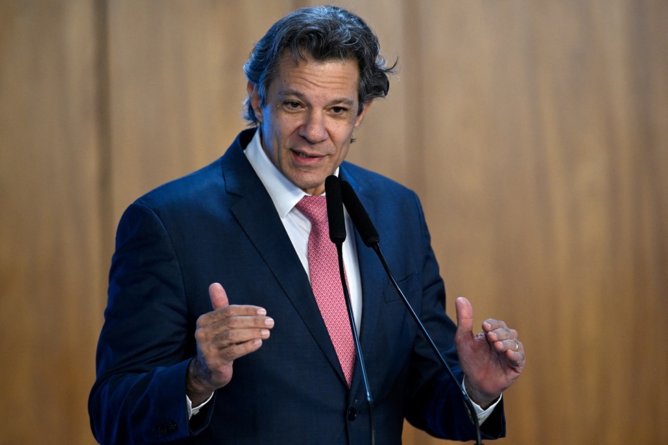 Mais de 10 mil empresas brasileiras enfrentarão impacto de novas tarifas comerciais Ministro da Fazenda, Fernando Haddad, em Brasília (Foto: REUTERS/Mateus Bonomi)