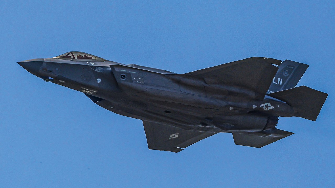 Corrida global por armamentos atinge níveis recordes em meio a tensões internacionais Caça F-35, da americana Lockheed Martin: supersônico de guerra invisível a radares (Foto: Nicolas Economou/NurPhoto/Getty Images)