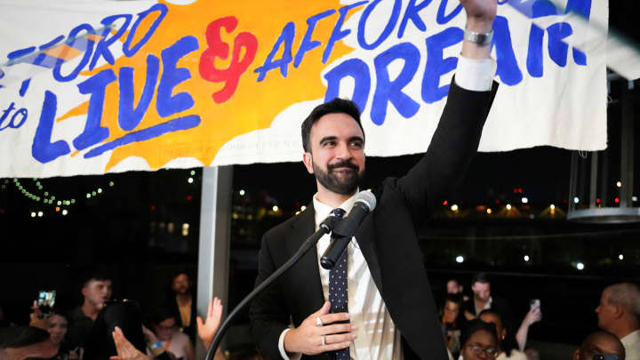 Zohran Mamdani gesticula enquanto fala durante uma festa de exibição para sua eleição primária, que inclui sua candidatura para se tornar o candidato democrata à prefeitura de Nova York na próxima eleição de novembro de 2025, na cidade de Nova York, EUA, 25 de junho de 2025. (Foto: David Delgado | Reuters)