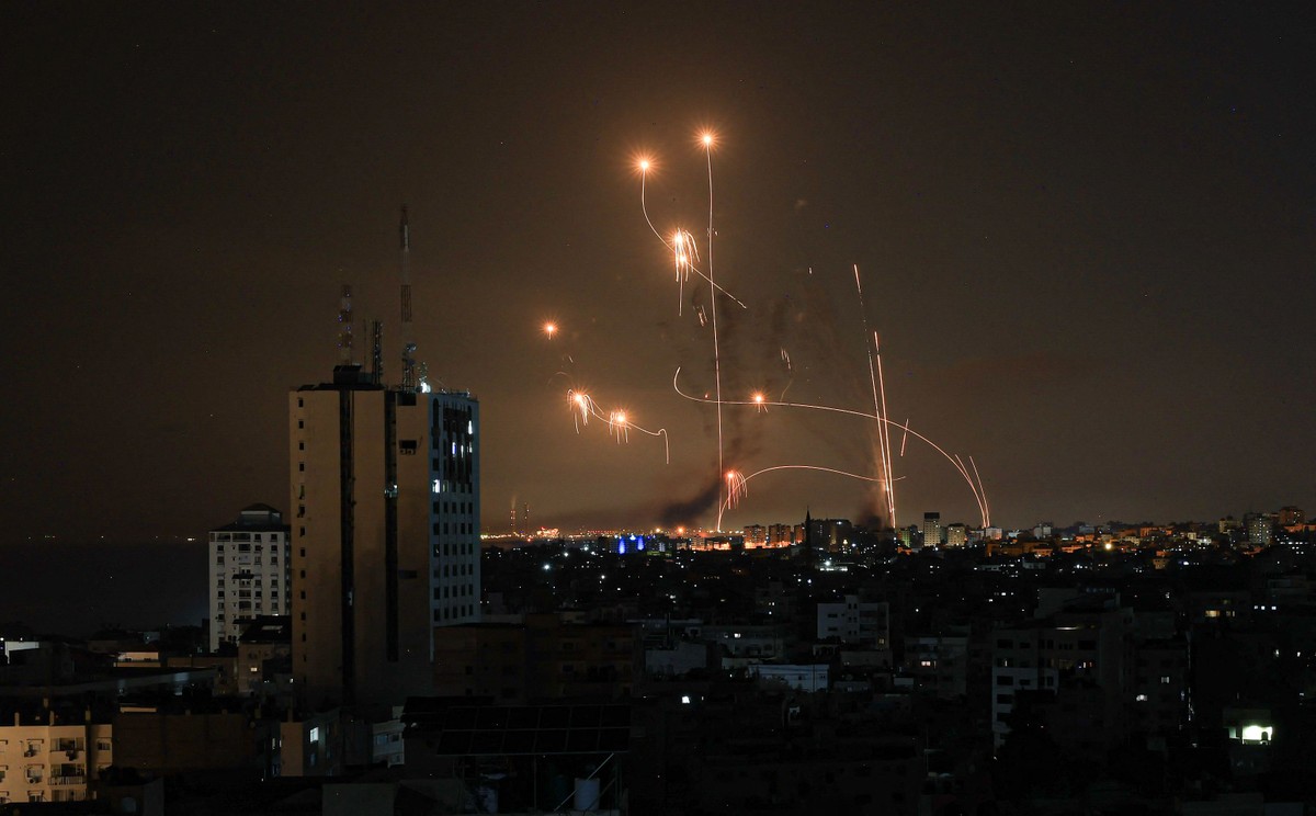 Rebeldes iemenitas atacam Israel e acionam sirenes de emergência no país Domo de Ferro em ação, interceptando foguetes — Foto: MAHMUD HAMS / AFP