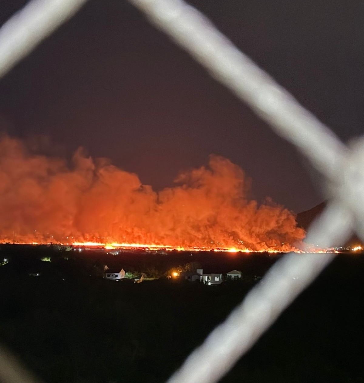 Incêndio atinge área de mata em Vargem Grande e bombeiros trabalham para controlar fogo Incêndio em área de mata em Vargem Grande (Foto: Reprodução)