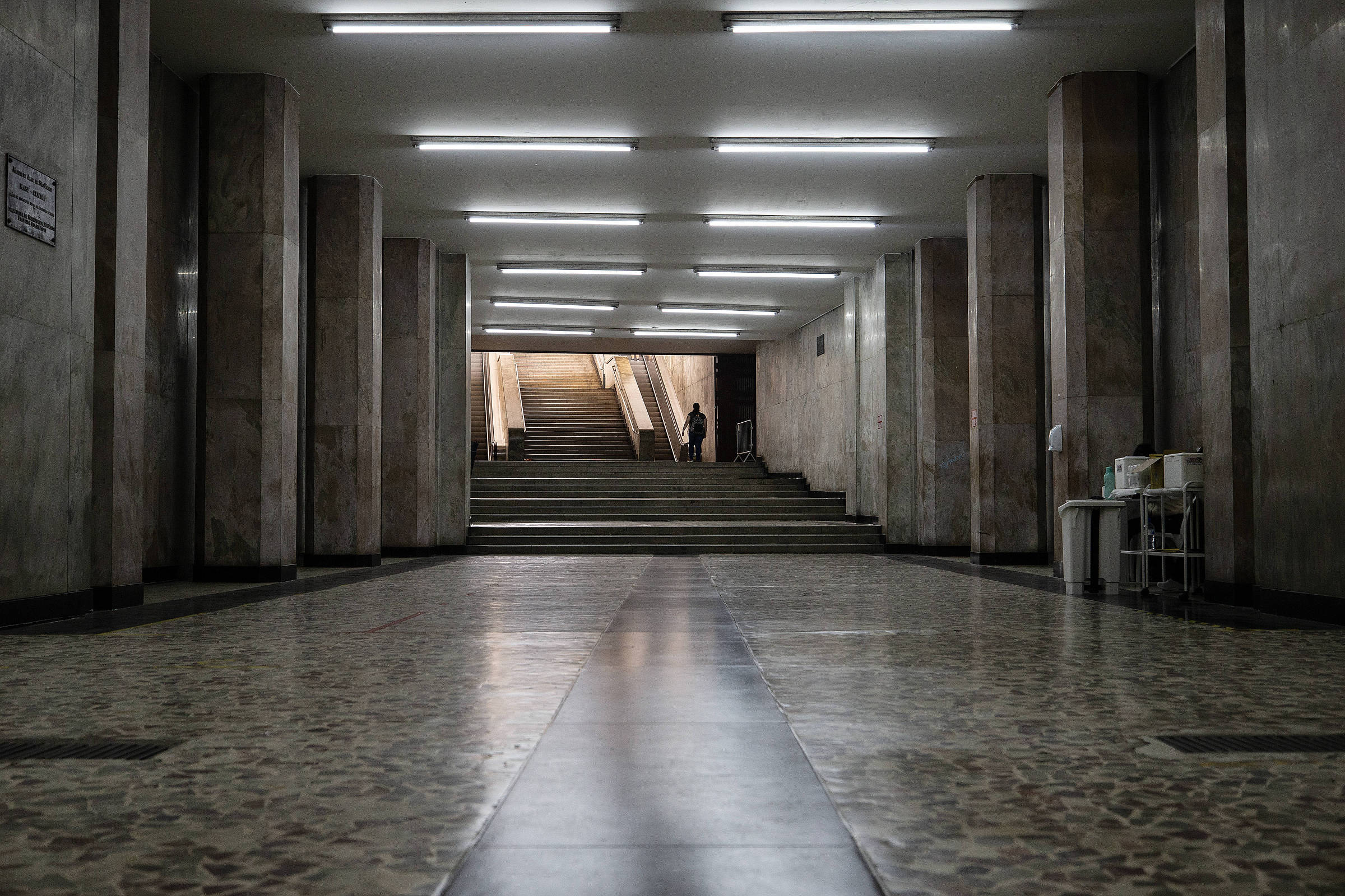 Passagem subterrânea da galeria Prestes Maia, que liga a praça do Patriarca ao vale do Anhangabaú, no centro de São Paulo (Foto: Eduardo Knapp - 3.abr.23/Folhapress)