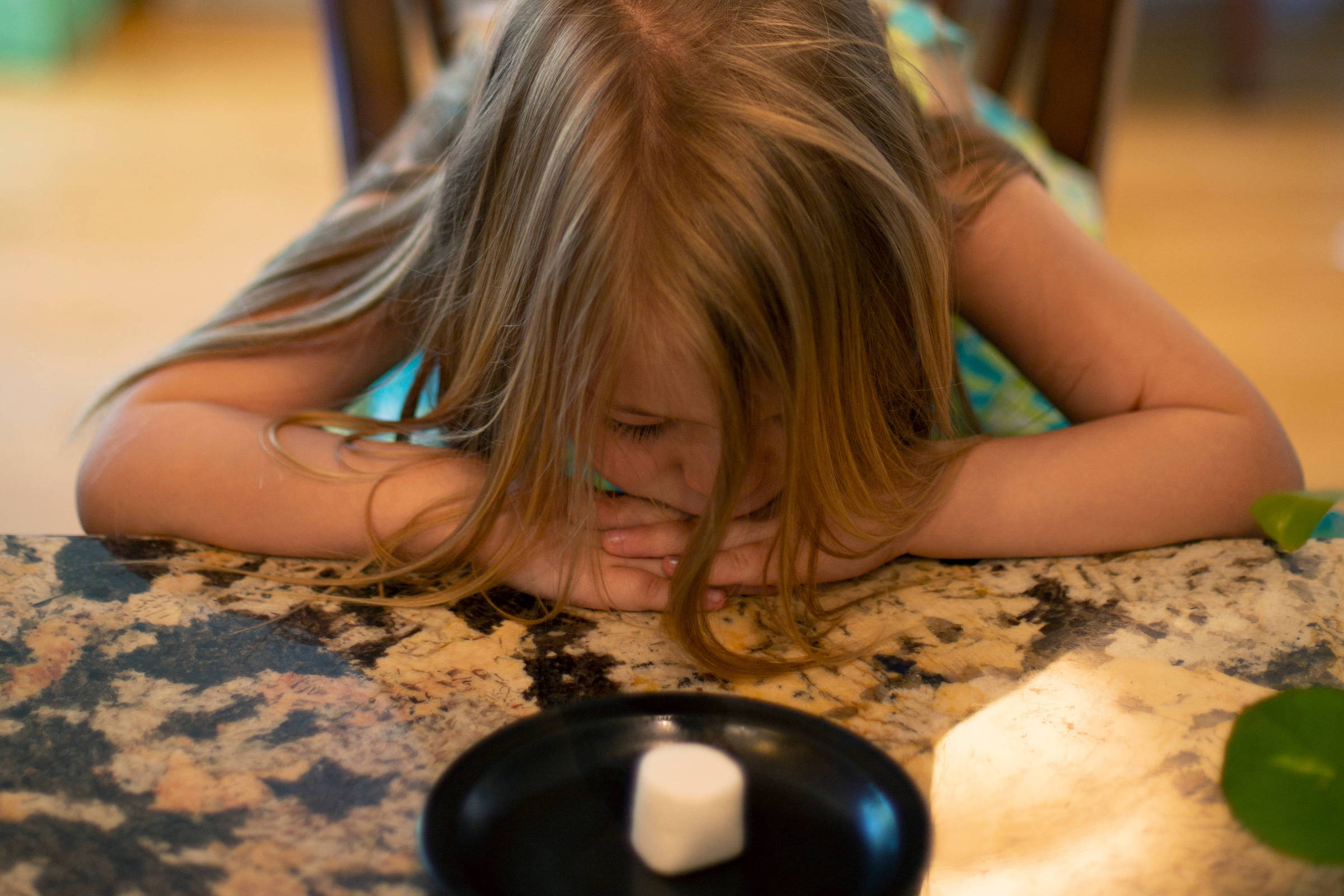 Esperar por recompensas pode não ser tão benéfico quanto se imagina O experimento do marshmallow foi criado pelo psicólogo Walter Mischel para analisar o autocontrole de crianças (Foto: Rachel/Adobe Stock)