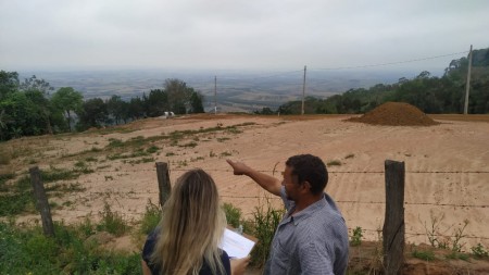 Compreender percepções e decisões dos agricultores sobre os benefícios promovidos pela floresta pode ajudar a otimizar o cumprimento da lei (Foto: Amanda Fernandes/acervo pessoal)