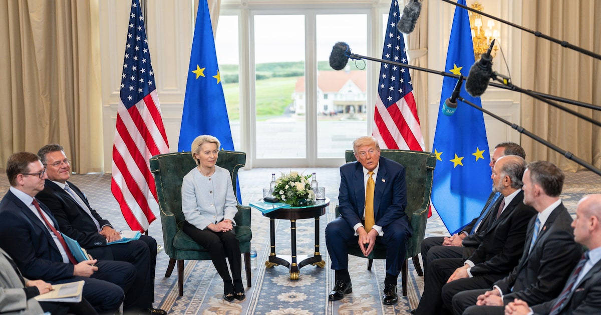 Trump avança em acordos comerciais e impacta economia dos americanos Donald Trump e Ursula von der Leyen, chefe da Comissão Europeia, anunciando um acordo comercial no domingo, 27, na Escócia. Muitos economistas continuam prevendo que as tarifas de Trump resultarão em preços mais altos para os consumidores dos EUA (Foto: Tierney L. Cross/NYT)