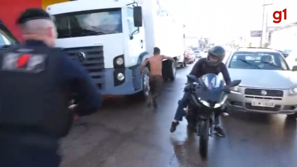 Suspeito escapa de viatura policial após salto ousado; assista ao vídeo Suspeito de homicídio quebra algema e tenta fugir do camburão da viatura após ser preso (Foto: Reprodução/SGC)