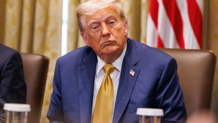 União Europeia aguarda acordo comercial com os Estados Unidos em meio a incertezas O presidente dos EUA, Donald Trump, durante uma reunião de gabinete na Casa Branca em Washington, DC, EUA, na terça-feira, 8 de julho de 2025. (Foto: Aaron Schwartz/CNP/Bloomberg via Getty Images)