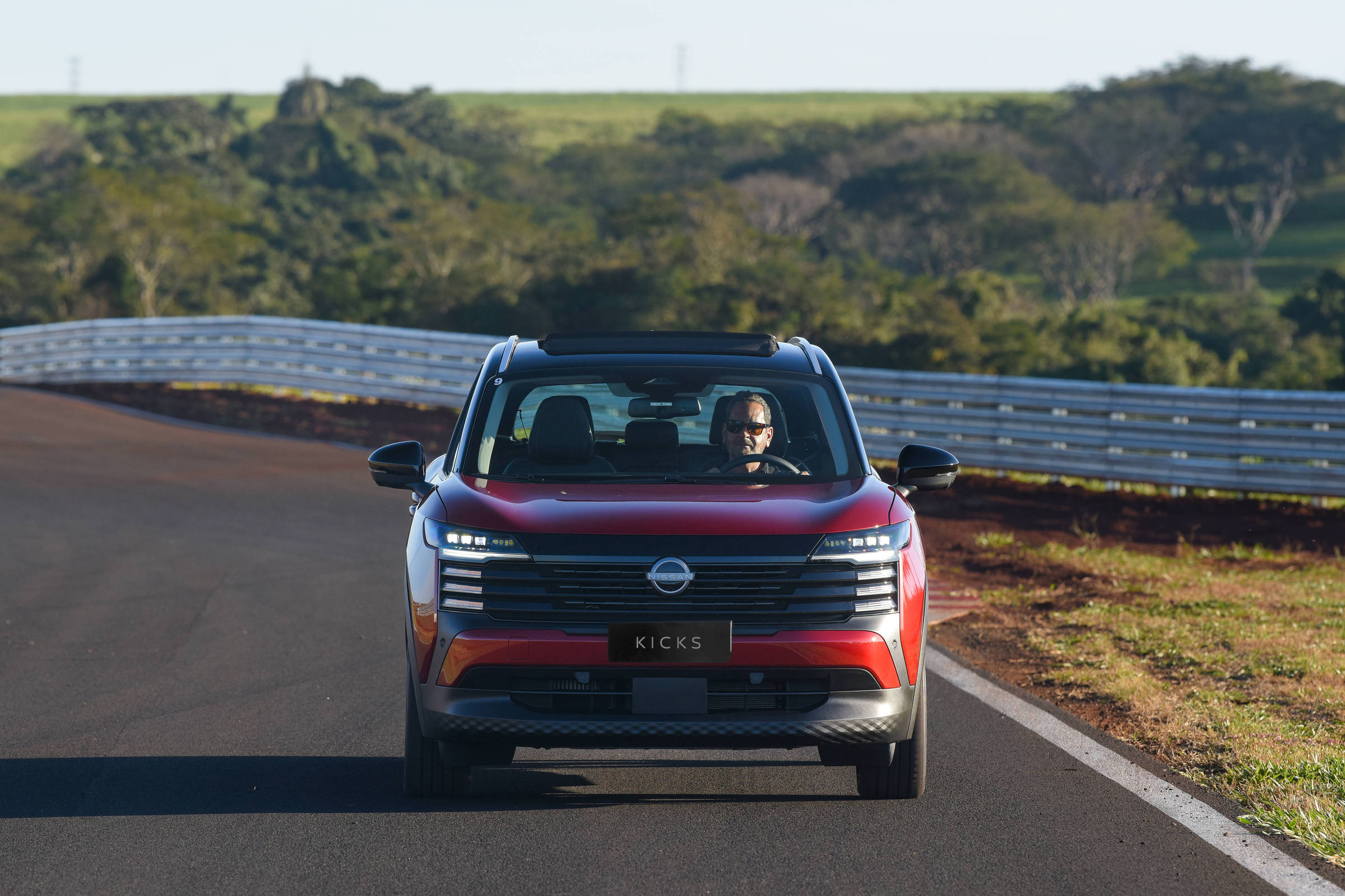 Nissan Kicks ganha novo visual e preço elevado, mas mantém o mesmo nome Novo Nissan Kicks traz grade preta que percorre toda a parte dianteira do SUV compacto (Foto: Murilo Goes/Divulgação)