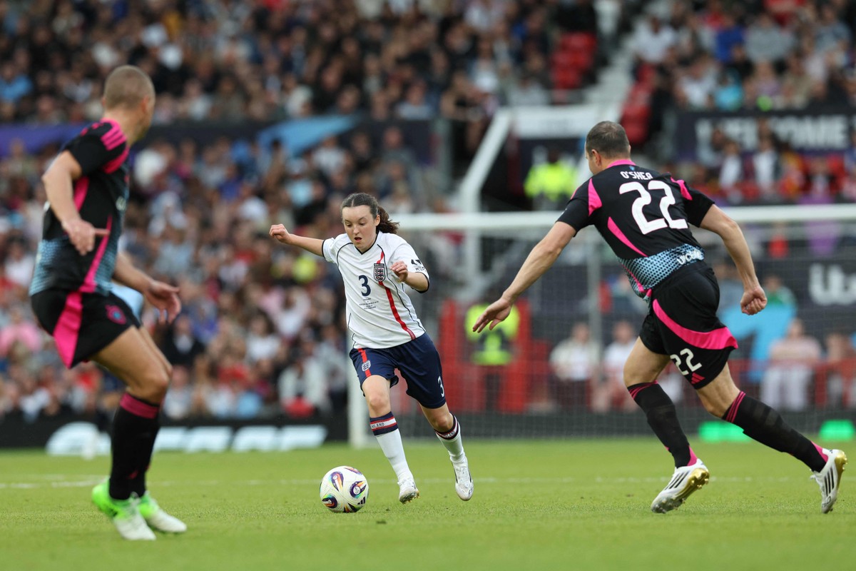 Bella Ramsey em ação pelo time Inglaterra (Foto: Darren Staples / AFP)