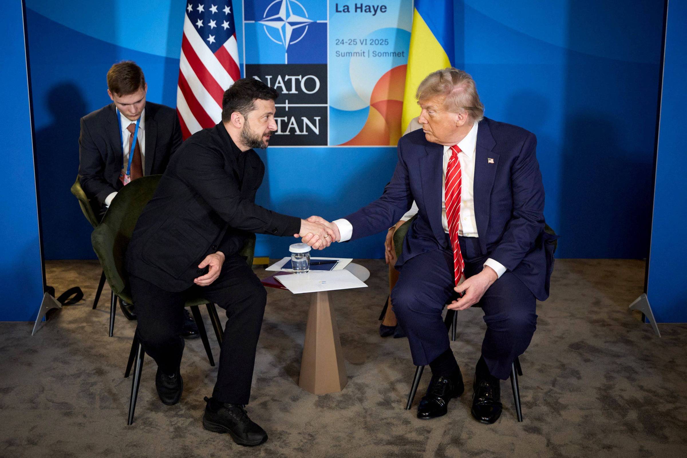 Trump e Zelensky discutem novas sanções a Putin antes do prazo final Zelenski e Trump se cumprimentam em encontro às margens da cúpula da Otan, em junho na Holanda (Foto: Serviço de Imprensa da Presidência da Ucrânia - 25.jun.2025/AFP)