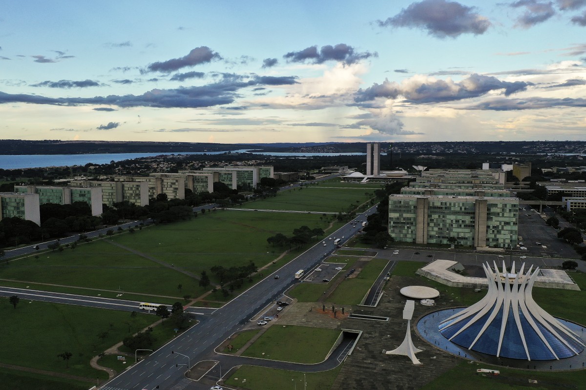 Governo registra superávit fiscal em 2023, mas déficit em maio gera preocupação A Esplanada dos Ministérios em Brasília (Foto: Marcello Casal Jr/Agência Brasil)