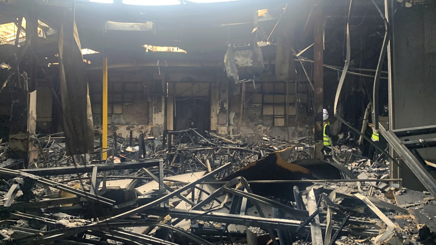 Detritos estão espalhados na sinagoga Adass Israel queimada em Melbourne, Austrália, em 9 de dezembro de 2024. (Foto: Yumi Rosenbaum/AAP Image via AP)