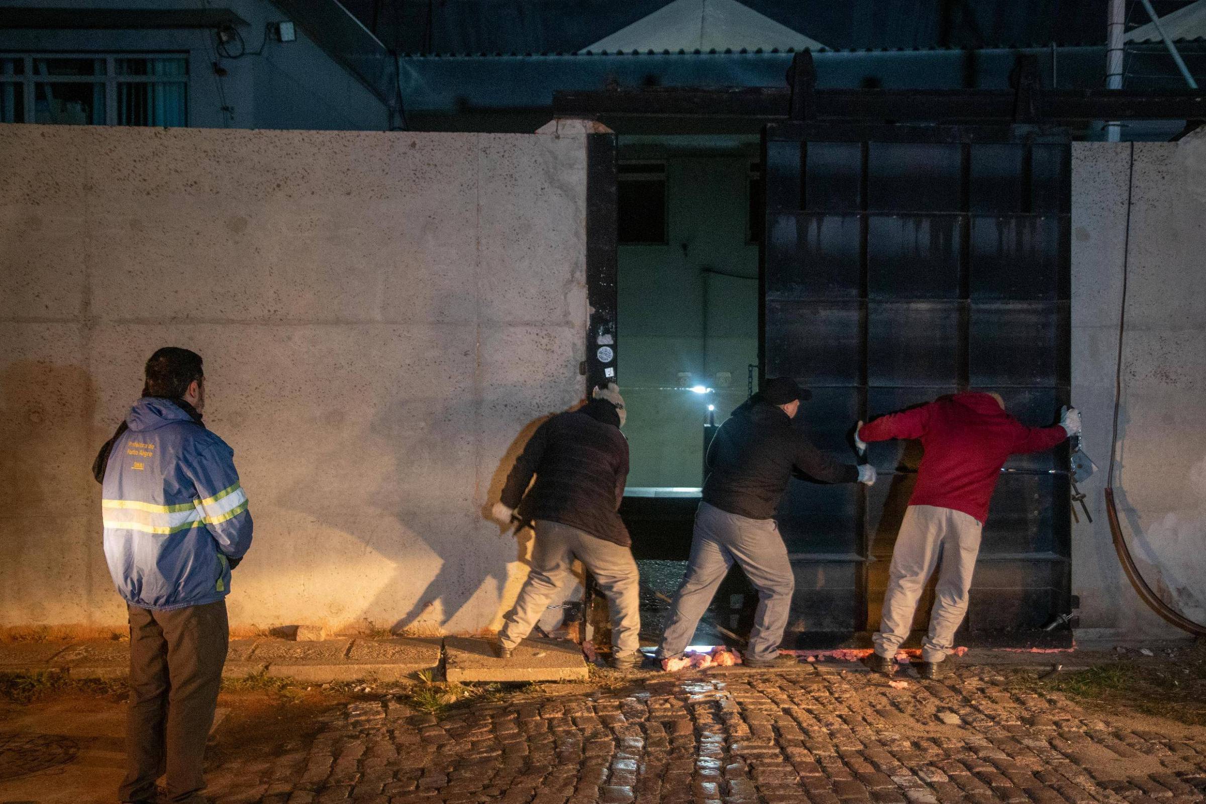 Porto Alegre reabre comportas após recuo das águas do lago Guaíba Comportas no cais Mauá foram reabertas na manhã desta quinta-feira (3) (Foto: Luciano Lanes/PMPA)