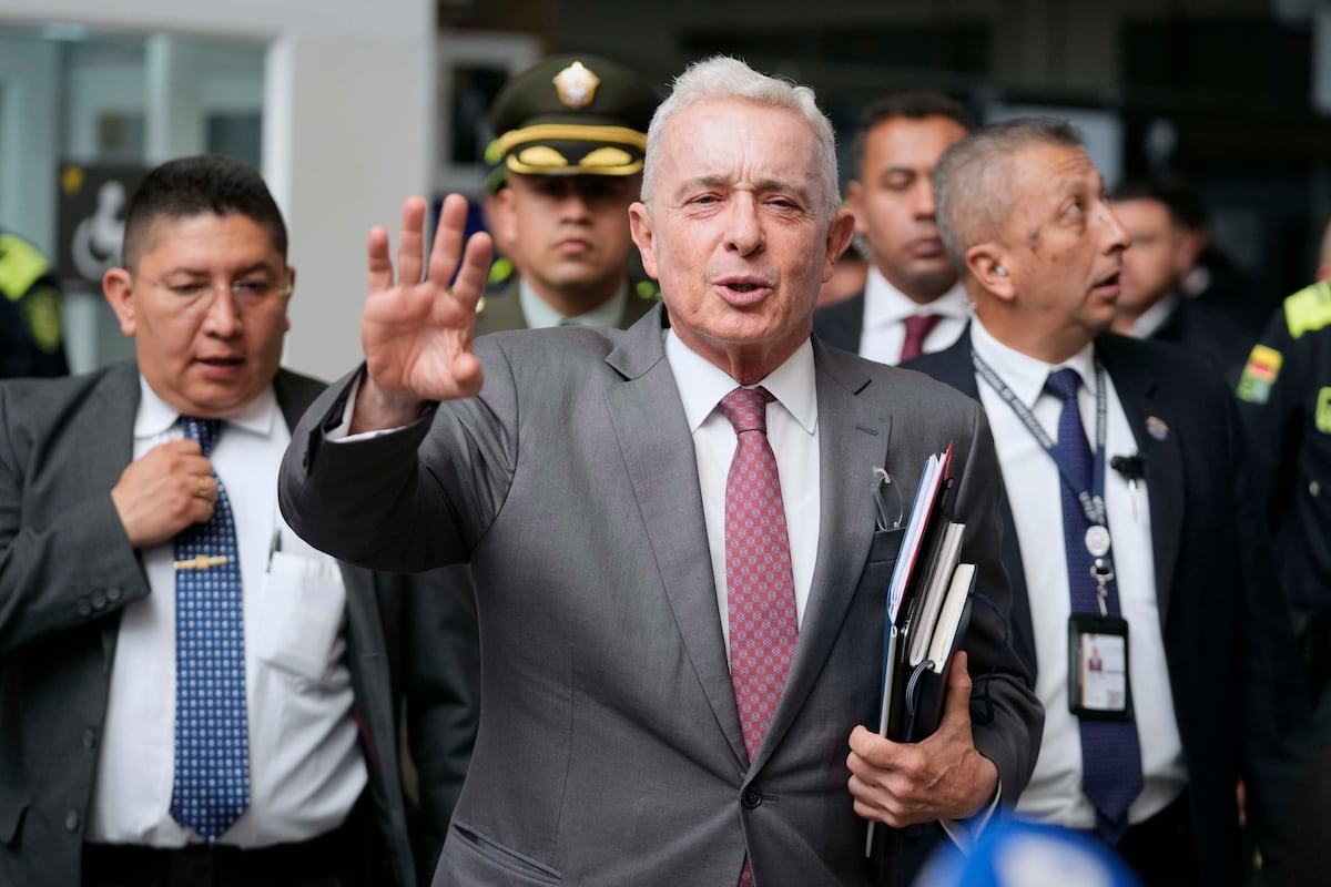 Álvaro Uribe, após sair de uma audiência em seu julgamento por manipulação de testemunhas, em fevereiro de 2025. (Foto: Fernando Vergara/AP)