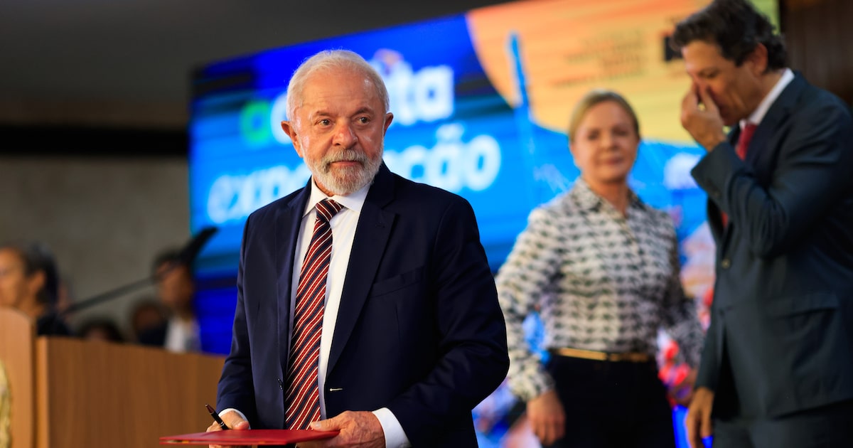Lula pressiona ministro sobre atraso no financiamento do MCMV para a classe média A Caixa sabe que me deve uma explicação. O ministro das Cidades me deve uma explicação, disse Lula sobre atraso na definição do programa Minha Casa Minha Vida para classe média (Foto: WILTON JUNIOR)
