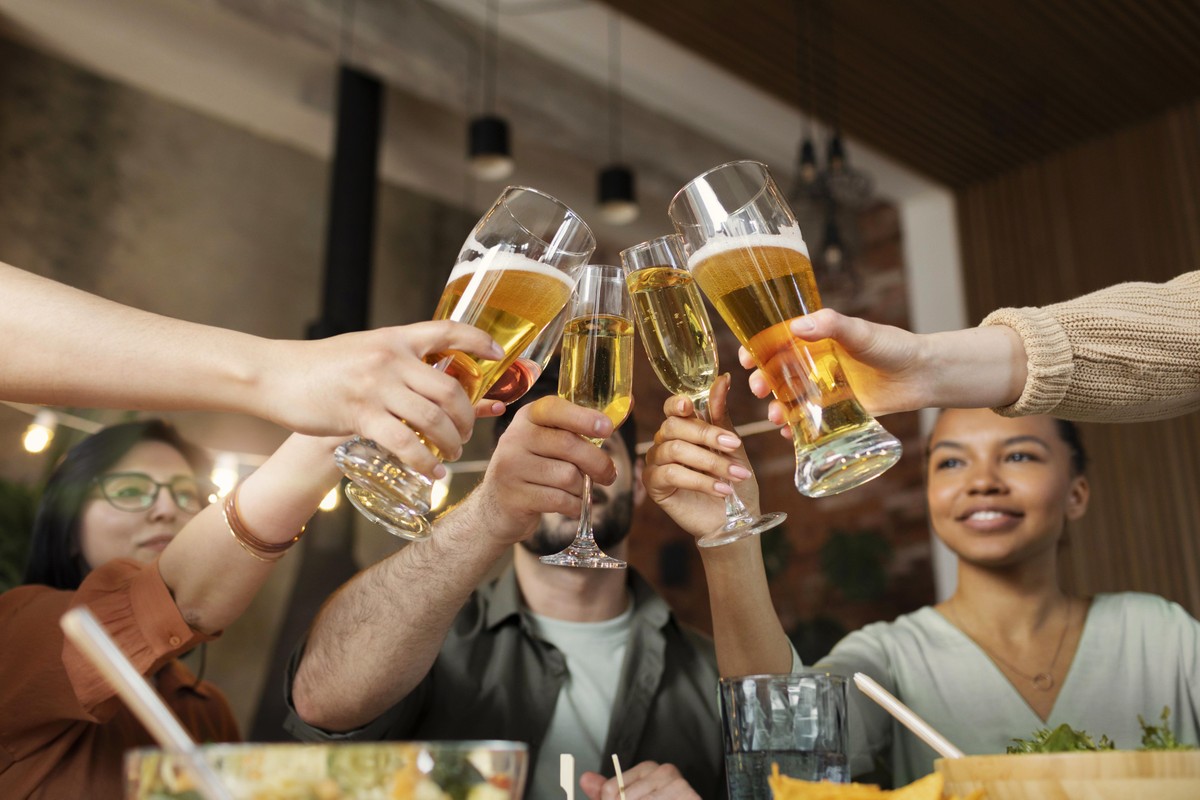 Álcool prejudica mais a decisão de homens do que de mulheres, revela pesquisa Amigos bebem cerveja (Foto: Freepik)