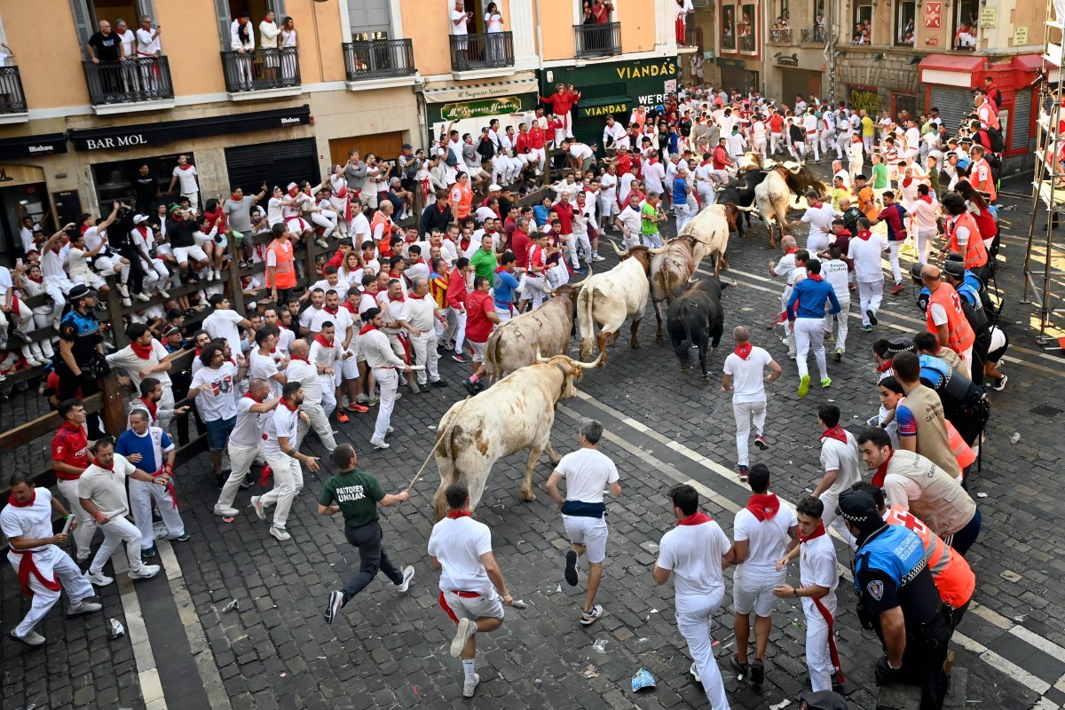 Oito feridos marcam o encerramento da corrida de touros em São Firmino Último dia de famosa corrida de touros deixa oito feridos na Espanha (Foto: AFP)