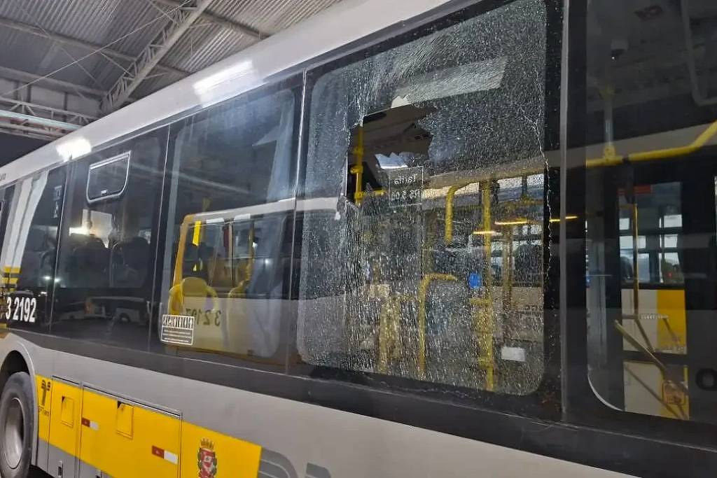 São Paulo enfrenta onda de vandalismo com 125 ataques a ônibus em 9 dias Ônibus da frota de São Paulo com vidro lateral estilhaçado (Foto: Reprodução)
